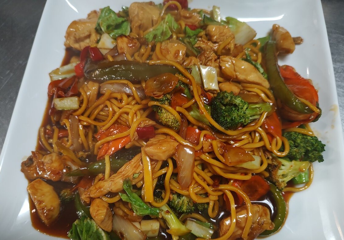 A plate of stir-fried yakisoba noodles and vegetables at Cozinha Nossa